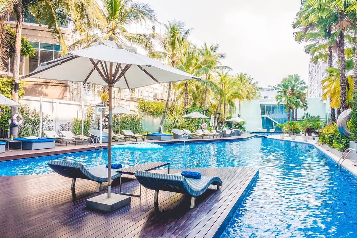Pool & Jacuzzi